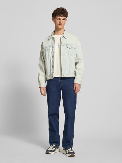 Männermodel trägt Relaxed Fit T-Shirt aus reiner Baumwolle von Calvin Klein Jeans, Optik: Unifarben, Label-Print, Rundhals, Kurzarm, Materialverarbeitung: Jersey, Ganzkörperansicht von vorne.