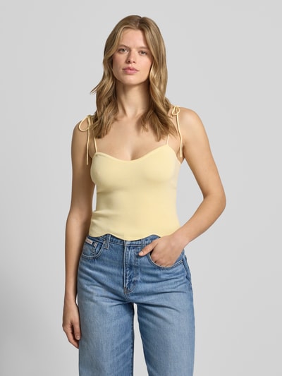 Kobiece modelka nosi top aus Viskose-Mix mit Spaghettiträgern von LeGer by Lena Gercke, mieszanka wiskozy, dopasowany krój, model 'Felicitas', cienkie ramiączka z wiązaniem, dekolt w kształcie serca, falisty brzeg, długość tyłu w rozmiarze 36: 25 cm, jasny żółty, gładka faktura, całkowity widok z przodu