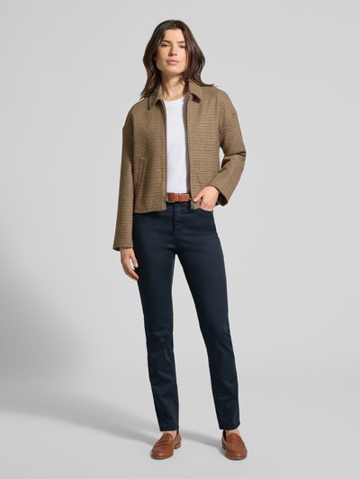 Modelka nosi Flared Fit Jeans mit Lyocell-Anteil Modell 'Mary' od Brax, kolor granatowy, 5-kieszeni, bawełna z lyocellem, szerokość w rozmiarze 36: 38 cm, długość nogawki 80 cm, widok całej sylwetki z przodu.