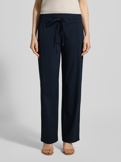 Vrouwenmodel draagt Straight Leg Jogpants uit Hightech Jersey Model 'CANDICE' van Raffaello Rossi, donkerblauw, elastische band, vetersluiting, bandwijdte maat 36: 40 cm, binnenbeenlengte maat 36: 84 cm, frontaal zicht tot op de voeten
