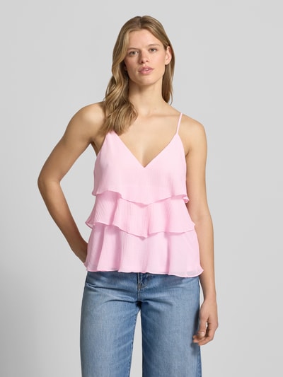 Vrouwenmodel draagt Regular Fit Trägertop met Volants Modell 'LINN' van Only, roze, uni, V-hals, verstelbare spaghettibandjes, vooraanzicht bovenlichaam