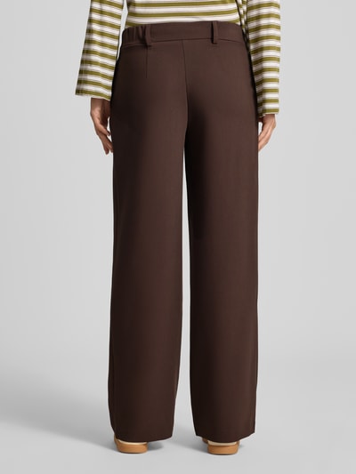 Frauenmodel trägt Wide Leg Anzughose mit Viskose-Anteil Modell 'LINDA' von ONLY in Dunkelbraun, strukturierte Oberfläche, Ganzkörperansicht Rückansicht, Damen Anzughose von ONLY.