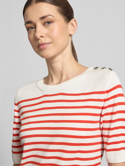 Frauenmodel trägt Strickshirt aus Viskose-Elasthan-Mix mit Knopfleiste von Milano Italy, rot-weiß gestreift, Nahaufnahme Oberkörper.