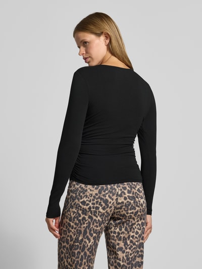 Vrouwenmodel draagt zwart shirt met lange mouwen Regular Fit Langarmshirt aus Baumwoll-Mix model 'MIRA' van ONLY, Dames, volledige rugaanzicht.