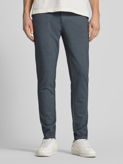 Männermodel trägt unifarbene Slim Fit Chino aus Viskose-Mix Modell 'MARK' von Only & Sons in Melange, Ganzkörperansicht von vorne.