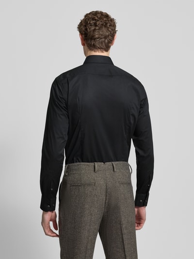Męski model nosi Slim Fit Businesshemd aus Popeline mit Stretch-Anteil od BOSS, czarna mieszanka bawełny i elastanu, krój slim fit, kołnierzyk typu kent, na całej długości listwa guzikowa, sportowe mankiety, zaokrąglony dół, łatwa pielęgnacja, długość tyłu 76 cm, szerokość ramion 47 cm, długość rękawów 67 cm, widok całej sylwetki z tyłu.