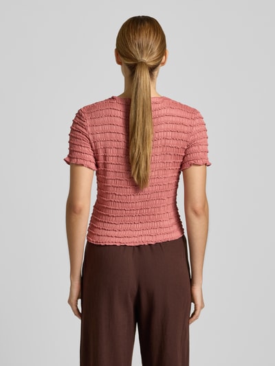Frauenmodel trägt T-Shirt mit Strukturmuster und Rundhalsausschnitt von Jake*s Collection in Rosa, Material-Mix mit Stretch, Ganzkörperansicht Rückansicht.