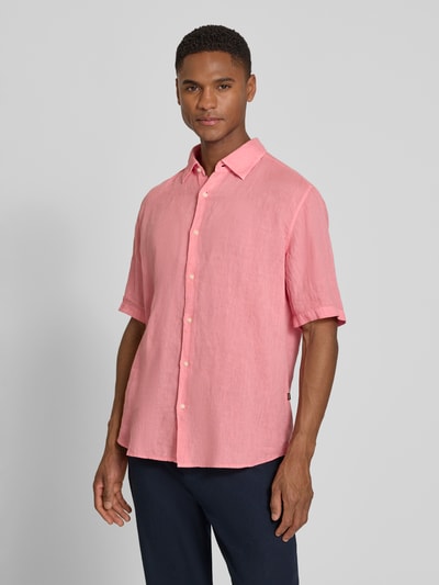 Męski model nosi Regular Fit Leinenhemd mit kurzem Arm Modell 'RASH_2_M' od BOSS Orange, różowy, len, krój regular fit, unikatowa faktura, widok z przodu pełnej sylwetki.