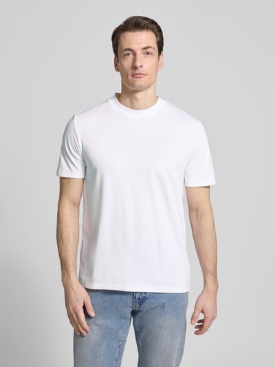 Männermodel trägt T-Shirt mit Rundhalsausschnitt von CK Calvin Klein in Weiß, Baumwoll-Mix, Regular Fit, Ganzkörperansicht von vorne.