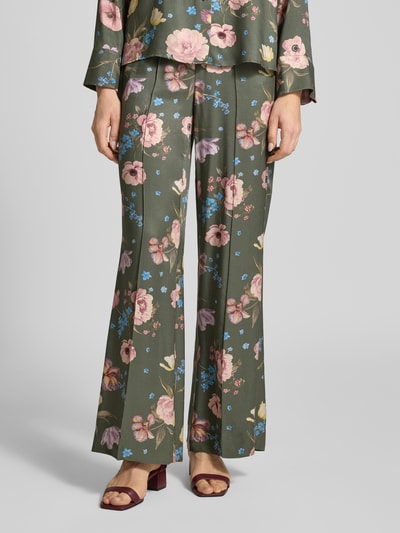 Frauenmodel trägt Hose aus Viskose mit elastischem Bund von Oui, Regular-Fit, Allover-Look mit Längsnähten, florales Design, Nahaufnahme Unterkörper.