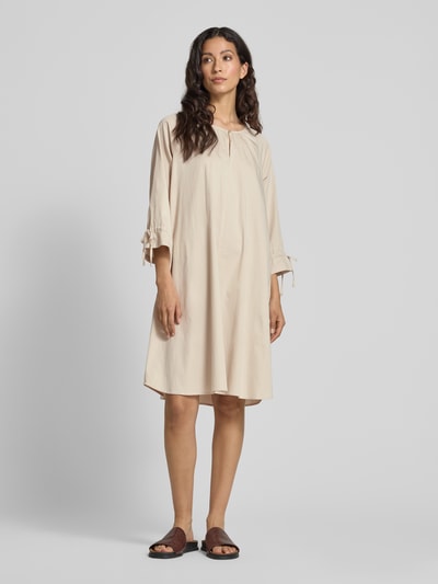 Smith and Soul Knielanges Kleid mit Schlüsselloch-Ausschnitt Sand 1
