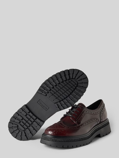 Produktfoto, Schnürschuhe mit Logo-Detail von Tamaris, Damen Schnürschuhe von Tamaris, bordeauxfarben, schwarze Profilsohle, Lochmuster, glatte Oberfläche
