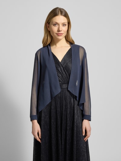 Kobiece modelka nosi Kurtka 'Jacke aus Chiffon in offener Passform' od Vera Mont, szyfon, półprzezroczysty materiał, długość tyłu w rozmiarze 36: 46 cm, widok całej sylwetki z przodu.