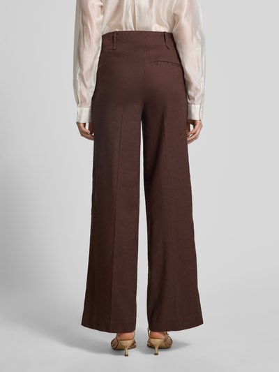 Frauenmodel trägt Straight Fit Leinenhose mit Viskose-Anteil von Stefanel in Braun, Bügelfalten, elastischer Mix, Eingrifftaschen, Ganzkörperansicht Rückansicht.