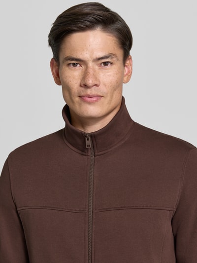 Männermodel trägt Regular Fit Sweatjacke aus Baumwoll-Mix von s.Oliver RED LABEL in Braun, Nahaufnahme Oberkörper.