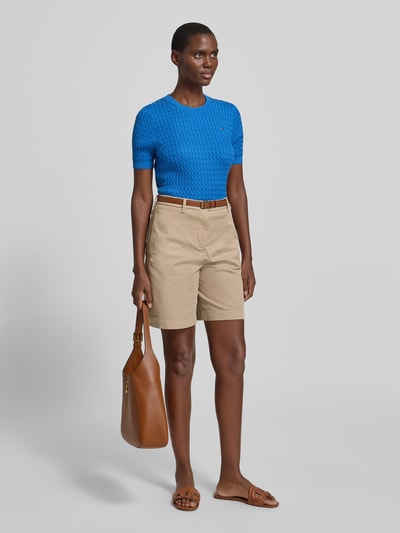 Vrouwenmodel draagt Slim Fit T-shirt uit puur katoen van Tommy Hilfiger, effen kleuren, kabelpatroon, korte mouw, ronde hals, logodetail, knitwear; volledige lichaamsaanzicht van voren.