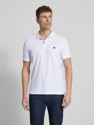 Männermodel trägt Regular Fit Poloshirt mit Logo-Stitching Modell 'Performance' von Lerros, Weiß, Baumwoll-Mix, Ganzkörperansicht von vorne.