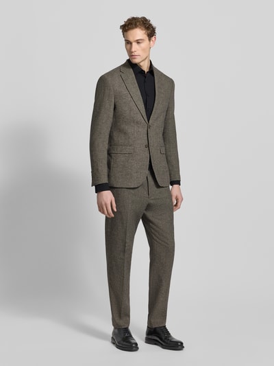 Männermodel trägt Super Slim Fit Businesshemd mit extra langem Arm Modell 'URBAN KENT' von OLYMP No. Six, Kentkragen, Knopfleiste, Baumwoll-Mix mit Stretch-Anteil, Ganzkörperansicht von vorne.