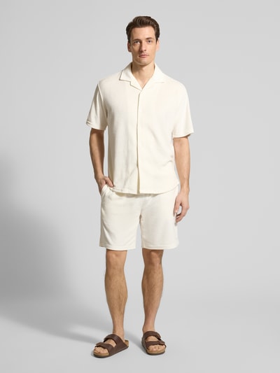 Männermodel trägt Slim Fit Freizeithemd aus Frottee von MCNEAL, cremefarben, Baumwoll-Mix, Reverskragen, Kurzarm, Ganzkörperansicht von vorne.