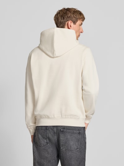Männermodel trägt Hoodie mit Label-Print Modell 'FREDERIKSBERG' von JACK & JONES, Baumwoll-Mix, cremefarben, Ganzkörperansicht Rückansicht.