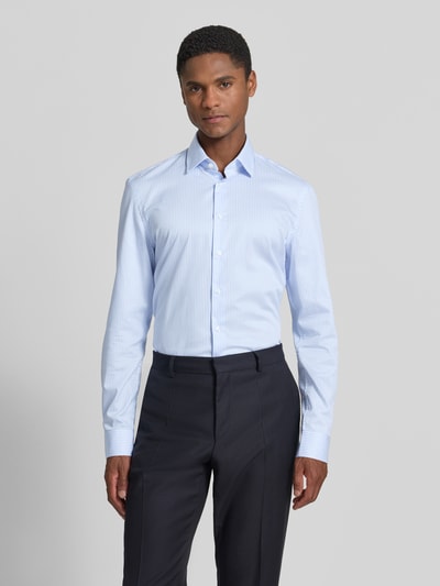 Männermodel trägt Slim Fit Freizeithemd mit Kentkragen von Jake*s, Reine Baumwolle, hellblau gestreift, durchgehende Knopfleiste, Langärmelig, Ganzkörperansicht von vorne. Rückenlänge bei Größe 39/40: 79 cm, Schulterbreite: 47 cm, Ärmellänge: 68 cm.