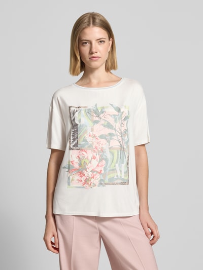 Frauenmodel trägt Regular Fit T-Shirt aus Viskose-Mix von Betty Barclay, Damen T-Shirt mit Floraler-Print, Rundhalsausschnitt, Rückenlänge 59 cm, Ganzkörperansicht von vorne.