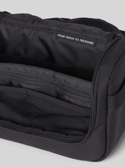 Produktfoto, Kulturbeutel mit Logo-Detail von Gotbag in Schwarz, Hauptfach mit Reißverschluss, Steckfächer, Strukturmuster, Breite 26 cm, Länge 16 cm, Tiefe 10 cm