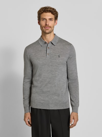 Männermodel trägt grauen Regular Fit Pullover aus reiner Wolle von Polo Ralph Lauren, glatte Textur, Ganzkörperansicht von vorne. Herren Pullover.