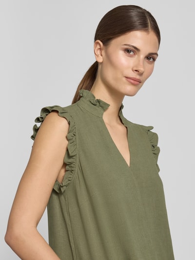 Vrouwenmodel draagt Regular Fit Blusentop met Leinen-Anteil model 'VIVA' van Selected Femme, look: effen, opstaande kraag met ruches, V-hals, mouwloos met ruches op schouders, detailopname bovenlichaam.