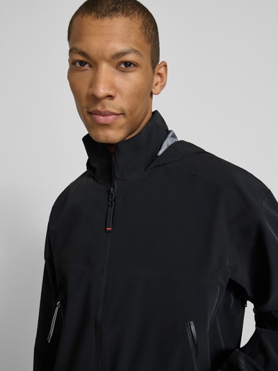 Männermodel trägt schwarze Jacke mit Zweiwege-Reißverschluss Modell 'YUPP-T' von FIRE + ICE, glatte Textur, Nahaufnahme Oberkörper