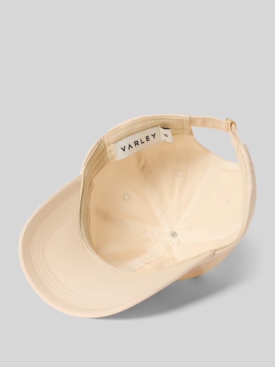 Produktfoto, Basecap mit Label-Stitching Modell 'melvin club' von VARLEY aus Reine Baumwolle, verstärkter Schirm, verstellbarer Riegel, Luftlöcher, beige Farbtöne, sichtbare Textur im Material.