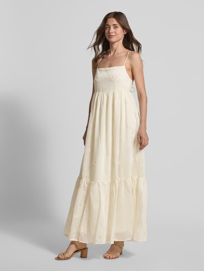 Frauenmodel trägt Midikleid aus Lyocell-Mix Modell 'Cherish' von SUNCOO PARIS mit floralen Zierbesatz, Spaghetti-Träger, Ganzkörperansicht von vorne.