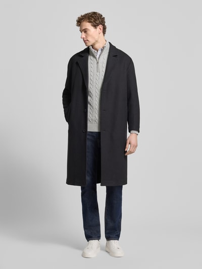 Männermodel trägt Slim Fit Troyer mit gerippten Abschlüssen von Gant aus reiner Baumwolle, dezent meliertes Hellgrau, Ganzkörperansicht von vorne.