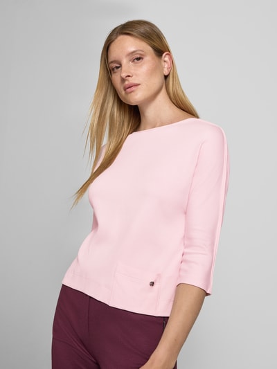 Kobieta modelka nosi damski t-shirt z rękawem o dł. 3/4 z mieszanki bawełny i elastanu, krój regular fit, okrągły dekolt, długość tyłu w rozmiarze 36: 52 cm, T-Shirt mit 3/4-Arm od Marc Cain, jasnoróżowy, gładka tekstura, widok całej sylwetki z przodu.