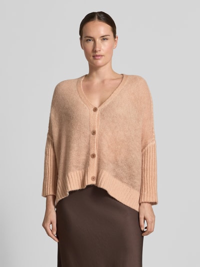 Frauenmodel trägt Oversized Strickjacke mit Alpaka-Anteil von Luisa Cerano in Beige, Material-Mix, V-Ausschnitt, gerippte Abschlüsse, Ganzkörperansicht von vorne.