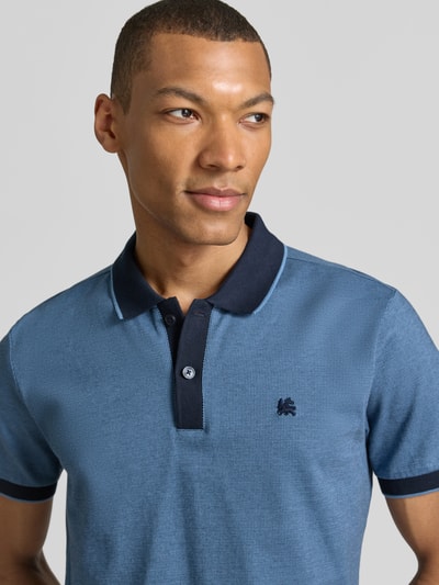 Męski model nosi Regular Fit Poloshirt mit Logo-Stitching od Lerros, krój regular fit, polokrag, krótka lista guzików, przód, zbliżenie górnej części ciała.