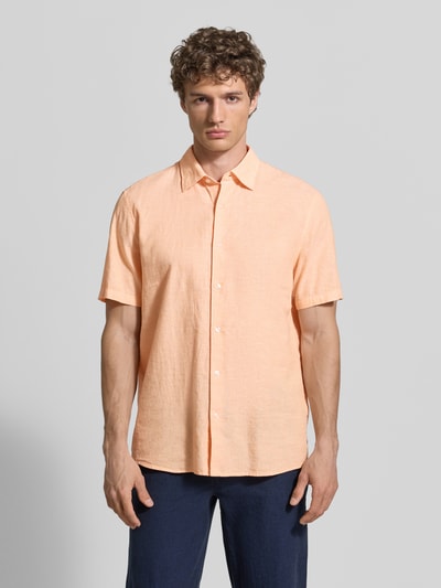 Männermodel trägt Regular Fit Freizeithemd aus Leinen-Baumwoll-Mix von MCNEAL, Kentkragen, Knopfleiste, Rückenlänge 74 cm, Ganzkörperansicht von vorne