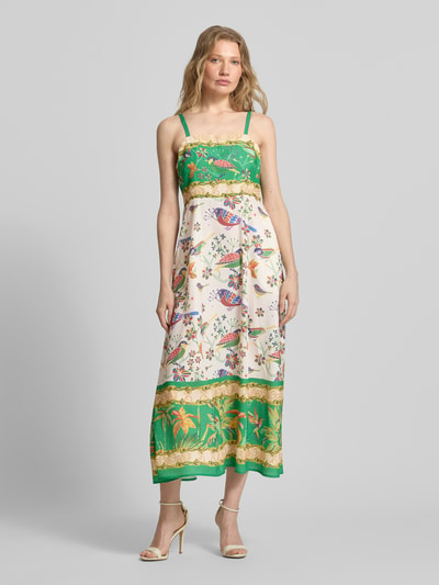 Frauenmodel trägt Midikleid im Allover-Look von Apricot in Grün und Creme mit verstellbaren Trägern und Smok-Details, Ganzkörperansicht von vorne.