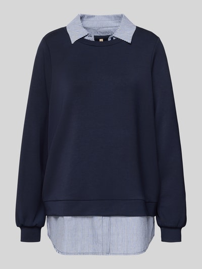 Produktfoto, Sweatshirt mit gerippten Abschlüssen Modell 'BANU' von Soyaconcept in Dunkelblau mit gestreiftem Hemdblusenkragen und Material-Mix.