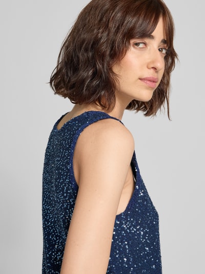 Frauenmodel trägt Regular Fit Top mit Baumwoll-Anteil Modell 'MILORD' von Weekend Max Mara in Dunkelblau mit glitzernder Struktur, Nahaufnahme Oberkörper.