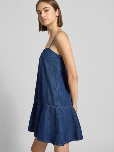 Frauenmodel trägt Relaxed Fit Freizeitkleid aus Baumwoll-Mix von Marc O'Polo DENIM in Dunkelblau mit glatter Textur, Ganzkörperansicht von vorne.