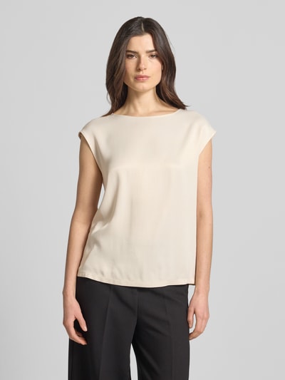Frauenmodel trägt Relaxed Fit Blusenshirt aus Viskose-Mix von s.Oliver BLACK LABEL, Optik: Unifarben, Satin, ohne Ärmel, Ganzkörperansicht von vorne.