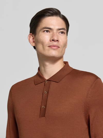 Männermodel trägt regular fit poloshirt aus pure wol model 'Lancione' van BOSS in bruin, Heren poloshirt, nahaufnahme bovenlichaam