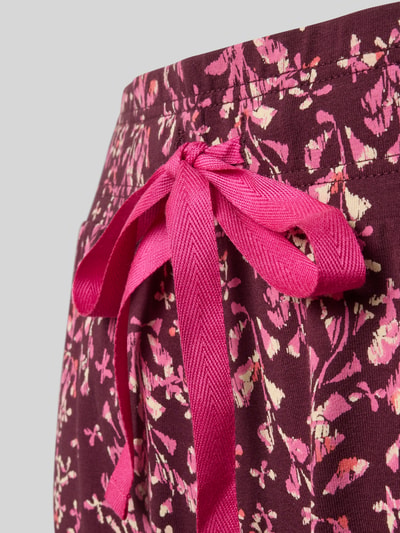 Produktfoto, Pyjama-Hose im Allover-Look von SKINY, Baumwoll-Elasthan-Mix, elastischer Bund, Muster in Rosa- und Pinktönen auf Bordeaux.