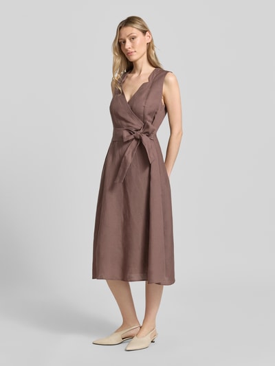 Kobiece modelka nosi sukienkę midi z mieszanki lnu i wiskozy w kopertowym stylu z dekoltem w serek Christian Berg Woman Selection, linia a, długość tyłu w rozmiarze 36: 120 cm, szerokość w rozmiarze 36: 45 cm, widok całej sylwetki z przodu.