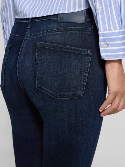 Vrouwenmodel draagt Jeans met steekzakken Model 'PIPER LONG' van Cambio, viscosemix met modal, slim fit, detailopname heup.