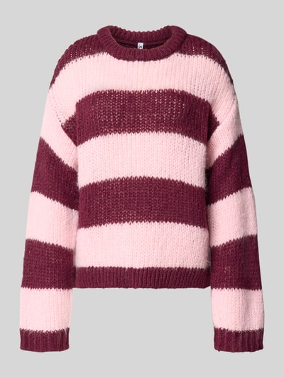 Produktfoto, Regular Fit Pullover im Two Tone Look Modell 'DORTHEA' von PIECES, breite Blockstreifen in Rosa und Dunkelrot, grob gestrickt