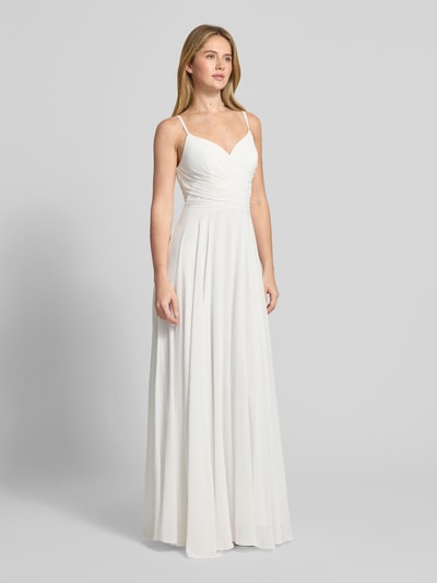 Vrouwenmodel draagt Brautkleid in Wickel-Optik van Mascara, wit chiffon, getailleerde pasvorm, hartvormige hals, spaghettibandjes, mouwloos design, wikkellook, naadritssluiting, maxilengte, ruglengte maat 36: 136 cm, borstwijdte maat 36: 36 cm. Ganzkörperansicht van voren.