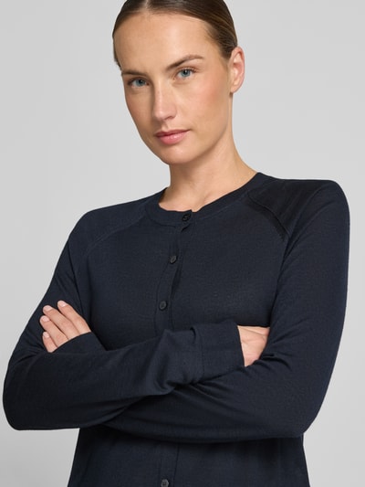Frauenmodel trägt dunkelblaue Relaxed-Fit Strickjacke aus reiner Schurwolle Modell 'FONAMI' von BOSS, Nahaufnahme Oberkörper, Damen