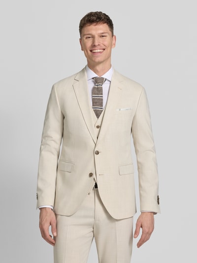 Männermodel trägt Regular Fit Sakko mit Reverskragen Modell 'Data' von CINQUE in Beige mit Knopfleiste und Pattentaschen, Ganzkörperansicht von vorne. Sakko mit 73 cm Rückenlänge, 46 cm Schulterbreite, 65 cm Ärmellänge bei Größe 50.